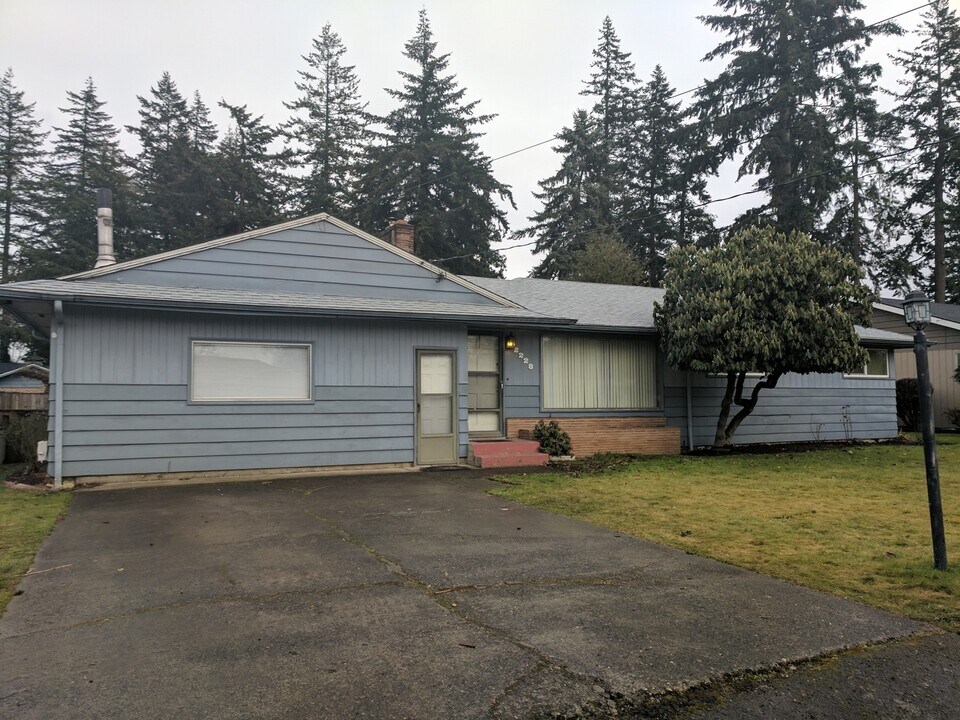 2228 SE 157th Ave in Portland, OR - Building Photo