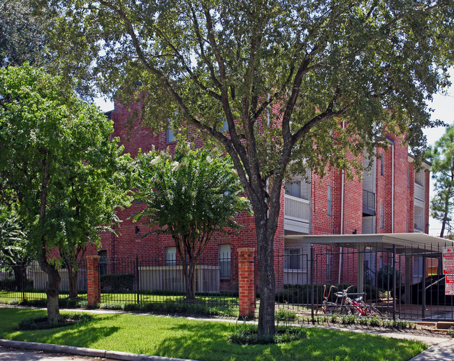 The Oaks at West University in Houston, TX - Building Photo - Building Photo