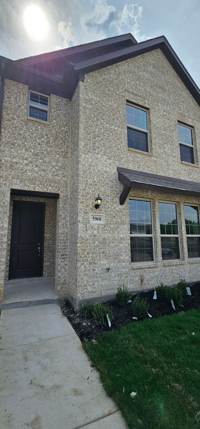 5960 Bursey Rd in Watauga, TX - Foto de edificio - Building Photo