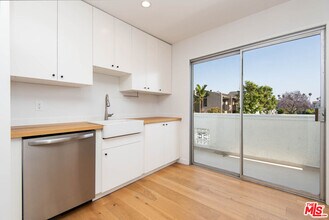 5935 Chula Vista Way in Los Angeles, CA - Building Photo - Building Photo