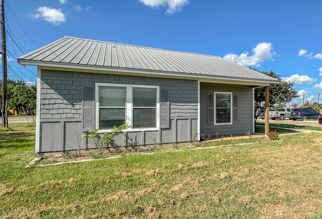 The Commons on Boundary in Giddings, TX - Building Photo - Building Photo