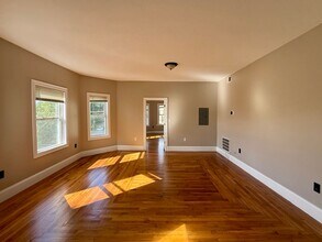 615 N Montello St, Unit #2 in Brockton, MA - Foto de edificio - Building Photo