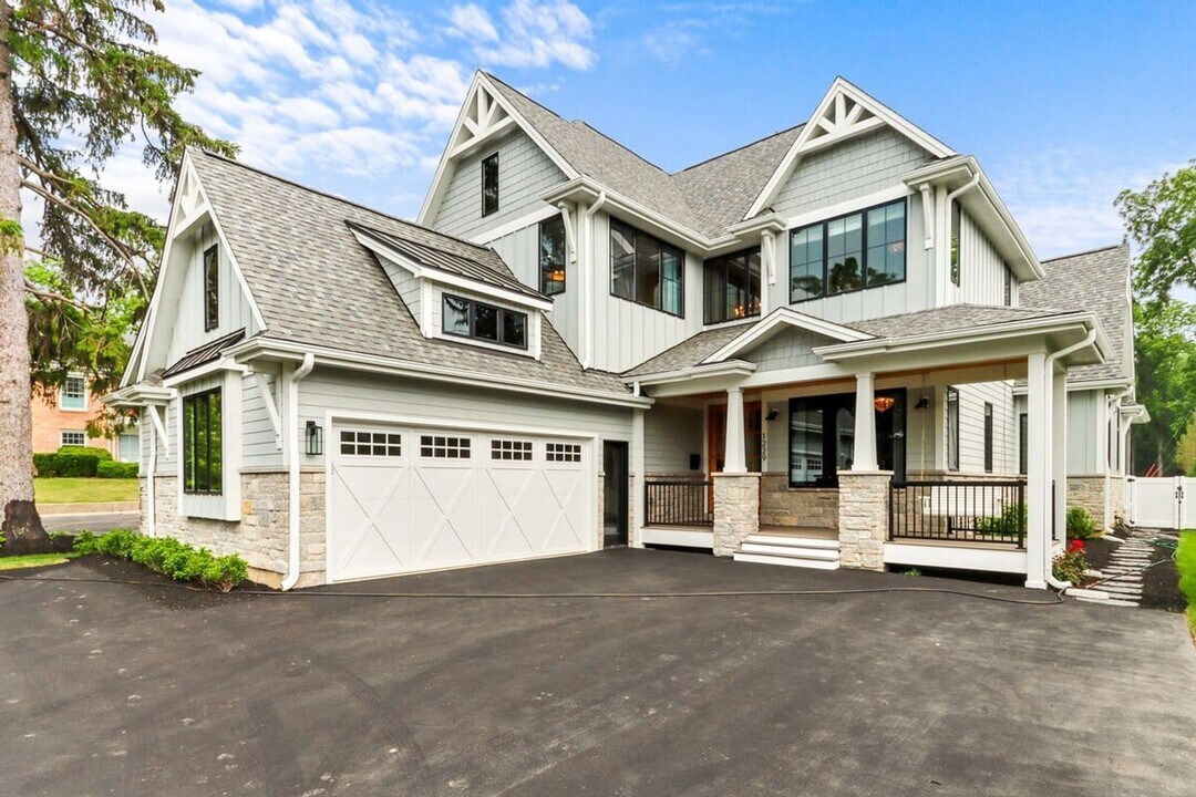 1229 W Main St in Lake Geneva, WI - Building Photo
