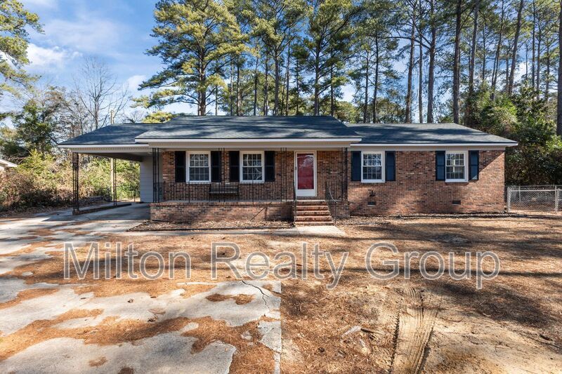 329 S McPherson Church Rd in Fayetteville, NC - Building Photo