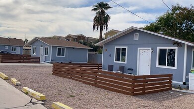 Free first month! Welcome to Turney Cottage in Phoenix, AZ - Foto de edificio - Building Photo
