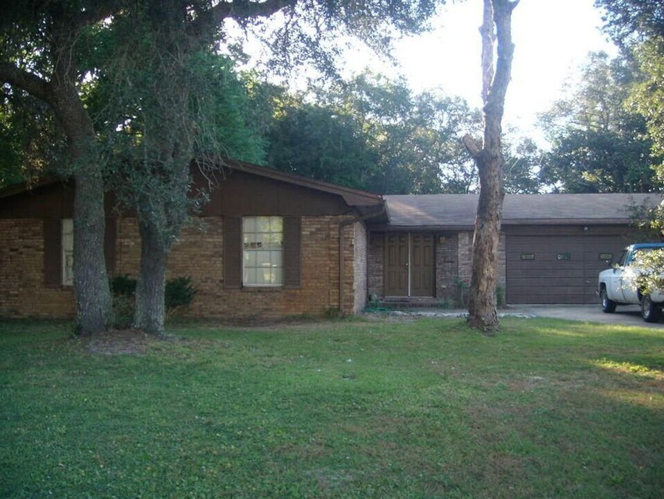 1 8th St in Shalimar, FL - Building Photo