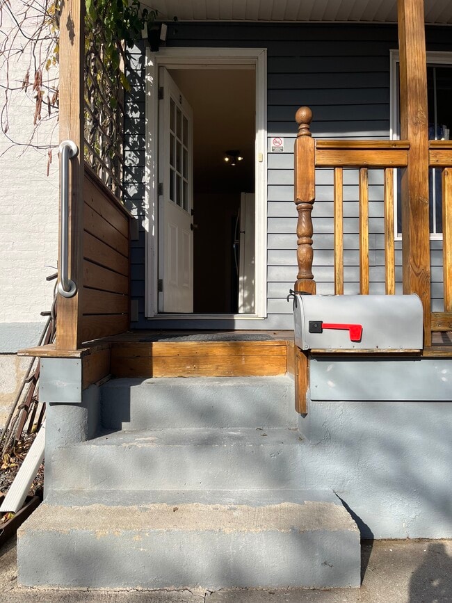 15 Locust St, Unit 1st Floor in Glens Falls, NY - Foto de edificio - Building Photo