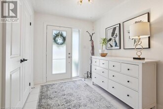 2071 Ghent Ave in Burlington, ON - Building Photo - Building Photo