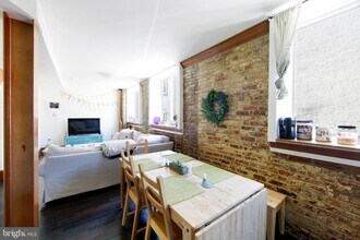 443 Fairmount Ave, Unit B in Philadelphia, PA - Foto de edificio - Building Photo