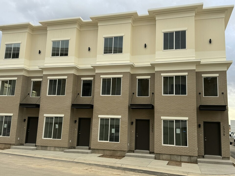 1791 S Renaissance Towne Dr in Bountiful, UT - Building Photo
