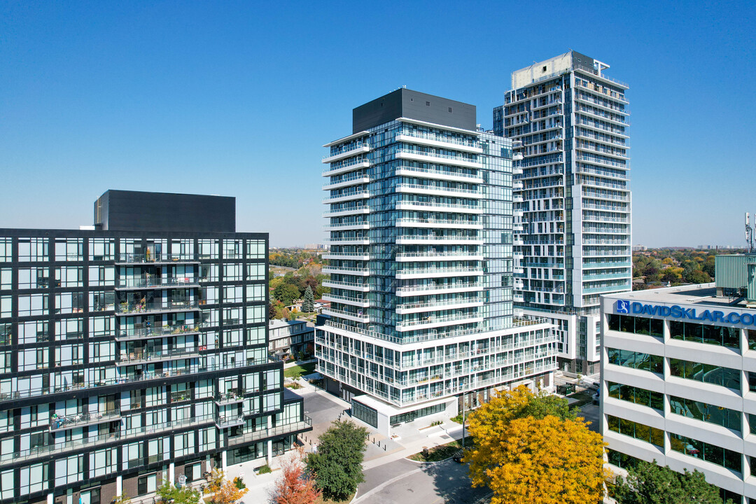 Vivo Condos in Toronto, ON - Building Photo