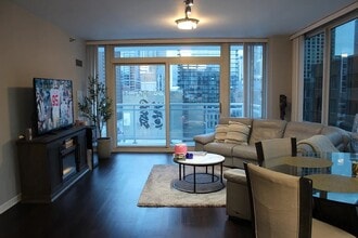 757 N Orleans St, Unit 706 in Chicago, IL - Building Photo - Building Photo