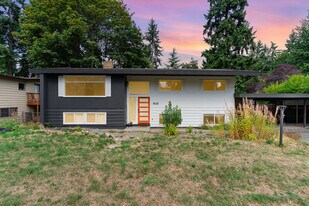 8428 NE 132nd Pl in Kirkland, WA - Building Photo