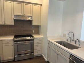 1625 Granville Ave, Unit #302 in Los Angeles, CA - Building Photo - Building Photo