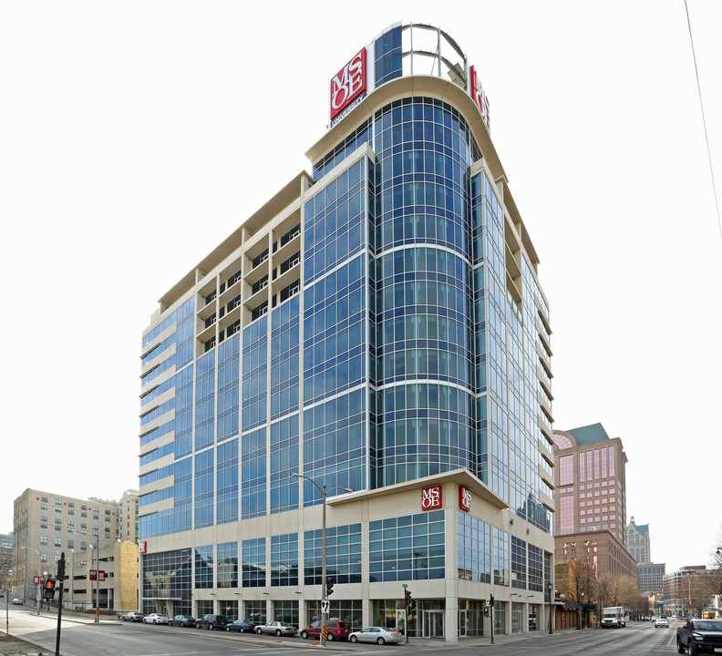 Grohmann Tower Apartments in Milwaukee, WI - Building Photo