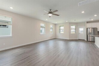 512 Clearlake Dr in Hutto, TX - Foto de edificio - Building Photo