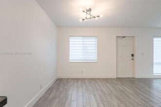 130 NW 57th St in Oakland Park, FL - Foto de edificio - Building Photo