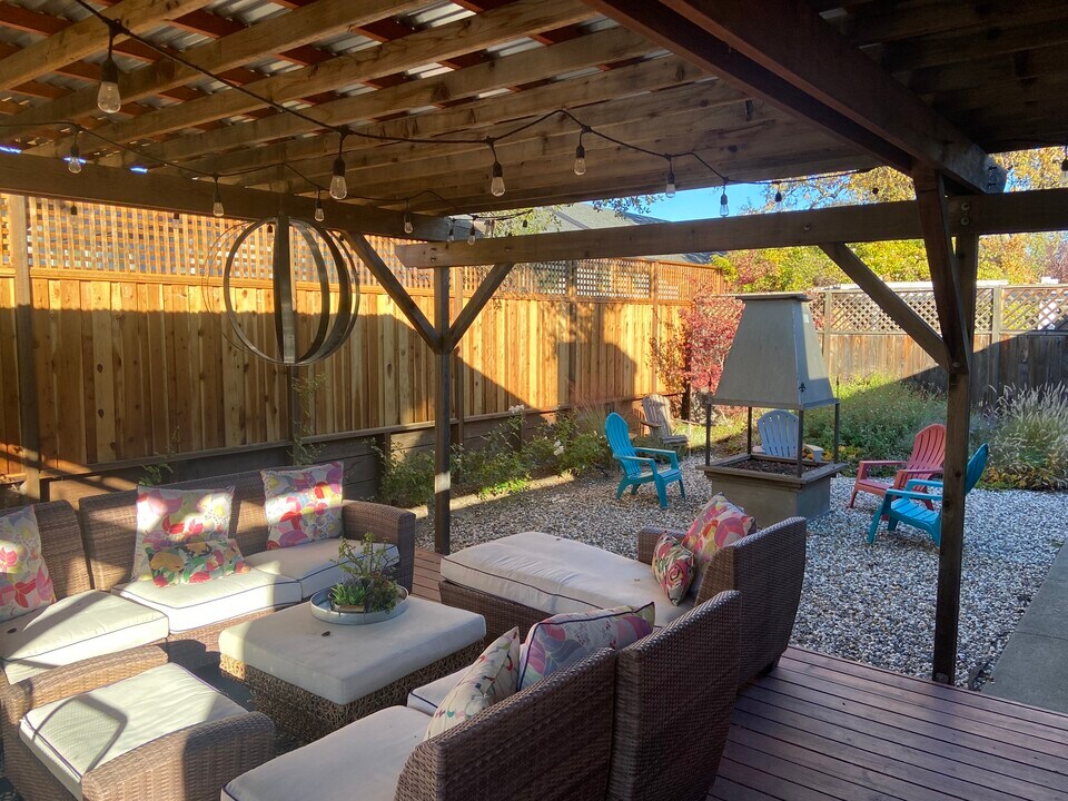 339 Pollard Way in Windsor, CA - Foto de edificio