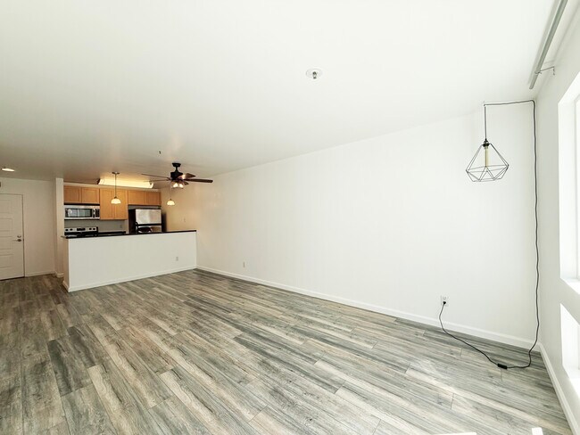 6400 Christie Ave, Unit 4115 in Emeryville, CA - Building Photo - Building Photo
