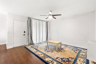 3400 Timmons Ln in Houston, TX - Building Photo - Building Photo