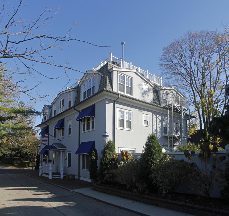 30 Wall St in Southampton, NY - Building Photo