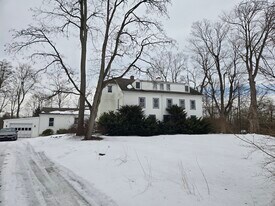 10 N Lake St in Litchfield, CT - Building Photo