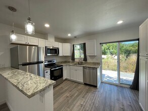 325 1st Ave in Riddle, OR - Building Photo - Building Photo