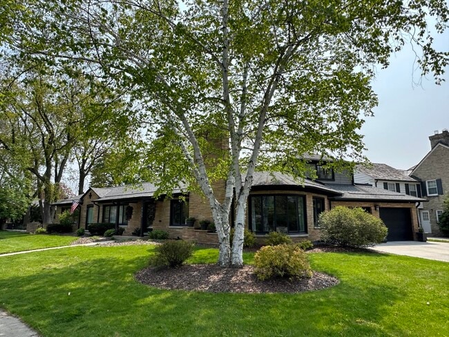 4515 N Lake Dr in Whitefish Bay, WI - Building Photo - Building Photo