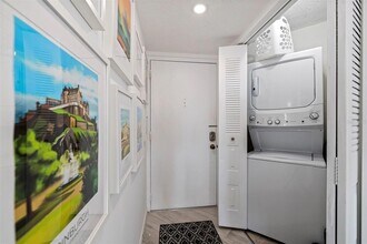 6145 Sun Blvd, Unit 304 in St. Petersburg, FL - Foto de edificio - Building Photo