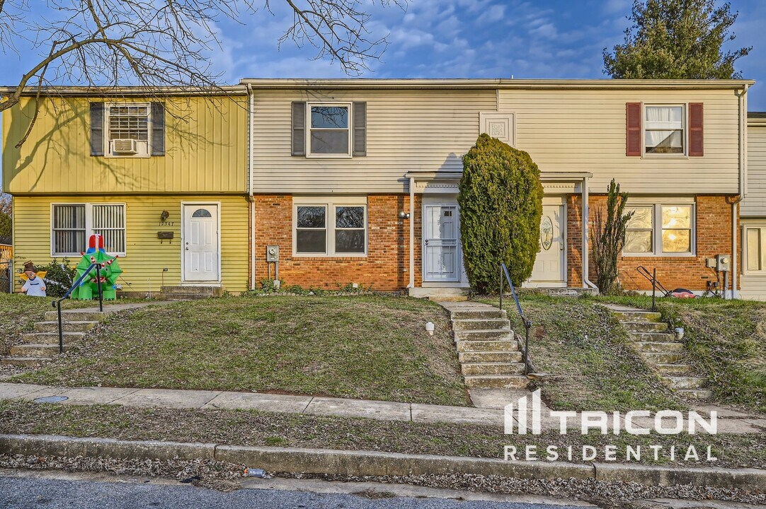 12345 Bonfire Dr in Reisterstown, MD - Foto de edificio