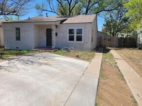 2404 Avenue U in Lubbock, TX - Foto de edificio - Building Photo