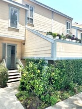 9901 Independence Ave, Unit D in Chatsworth, CA - Building Photo - Building Photo
