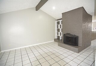 8636 Wilcrest Dr in Houston, TX - Building Photo - Building Photo