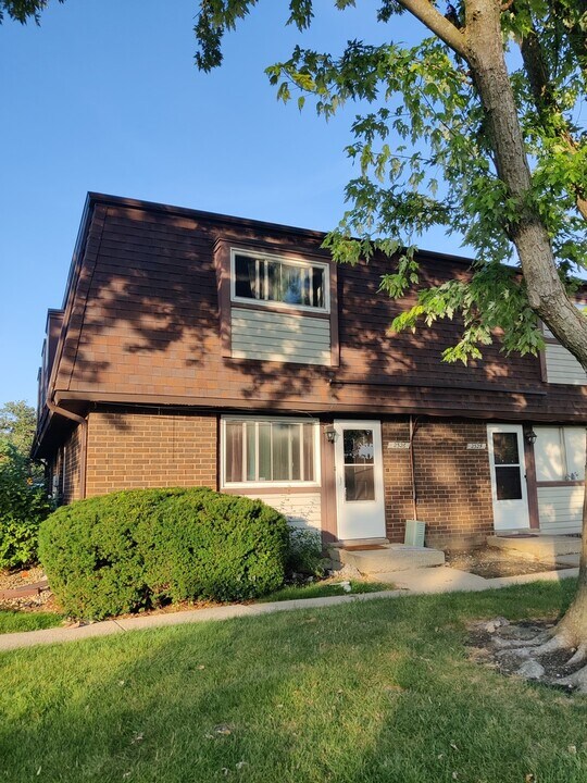 2526 Berkshire Ct in Waukegan, IL - Building Photo