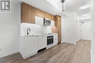 8888 Yonge St in Richmond Hill, ON - Building Photo - Building Photo