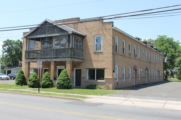 107 Macarthur Ave in Sayreville, NJ - Building Photo