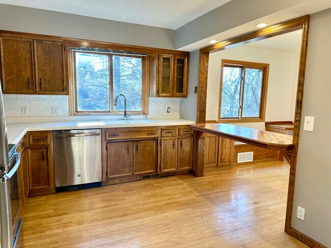 7303 Glouchester Dr in Edina, MN - Building Photo - Building Photo