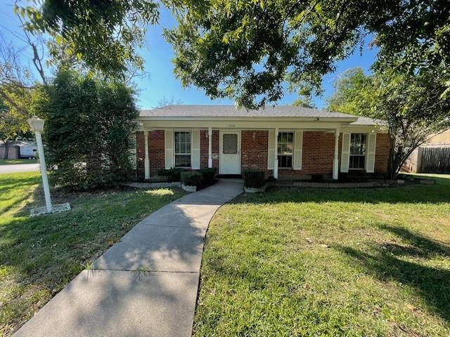 1016 Mistletoe Rd in Benbrook, TX - Building Photo