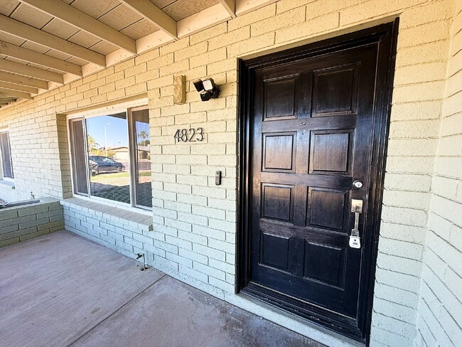 4823 W Mercer Ln in Glendale, AZ - Foto de edificio - Building Photo