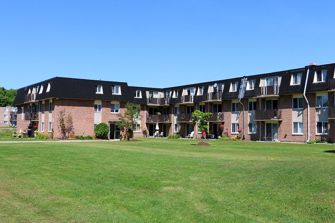 Georgian Manor in Owen Sound, ON - Building Photo