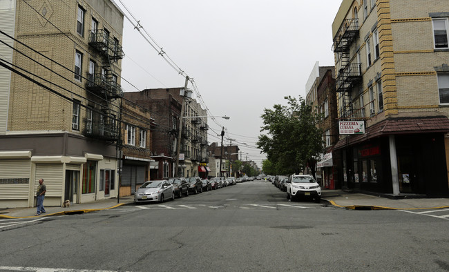 5514 Hudson Ave in West New York, NJ - Foto de edificio - Building Photo