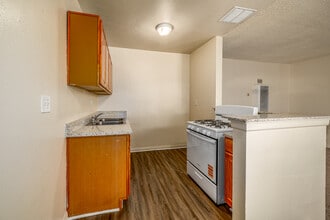 Borchard Apartments in Santa Ana, CA - Foto de edificio - Interior Photo