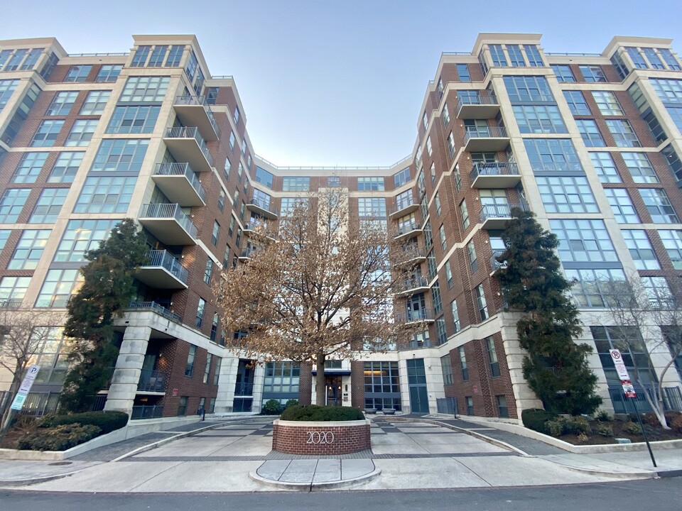 2020 12th St NW, Unit 214 in Washington, DC - Foto de edificio