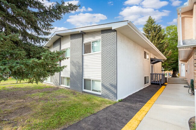 6131 Bowness Rd NW in Calgary, AB - Building Photo - Building Photo
