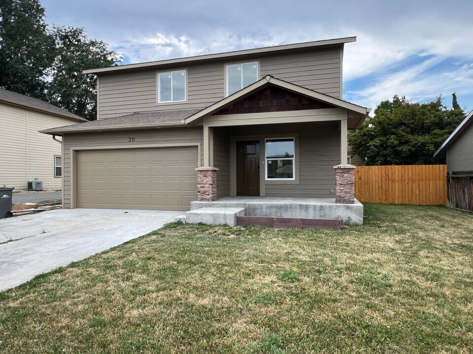 20 S Charles St in Wenatchee, WA - Building Photo