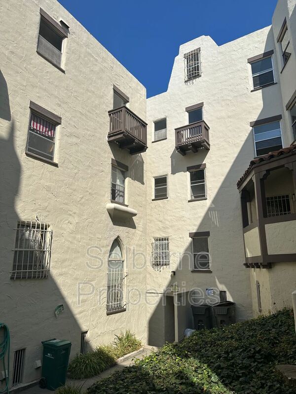 2609 Ivy Dr in Oakland, CA - Building Photo - Building Photo