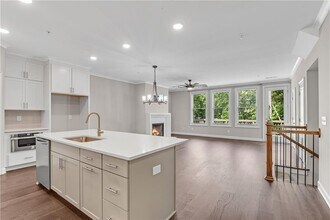 427 Retreat Ln in Canton, GA - Foto de edificio - Building Photo