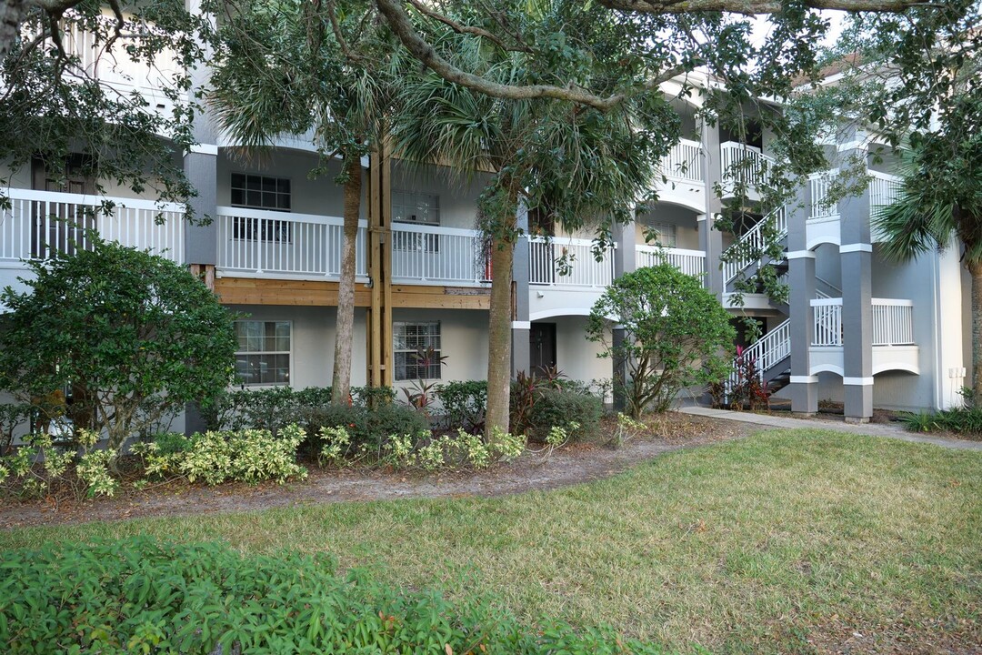 14037 Fairway Island Dr in Orlando, FL - Building Photo