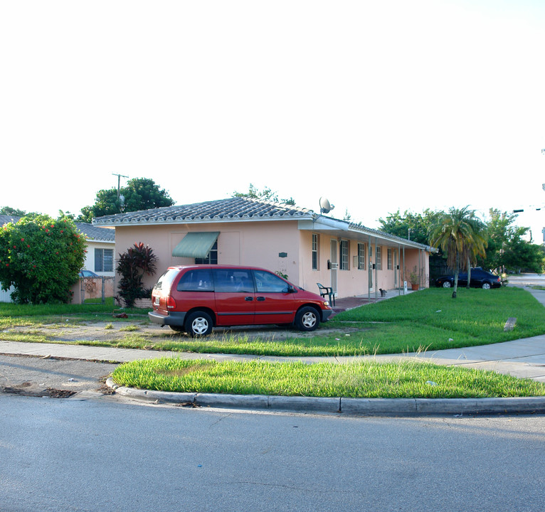 1000 NE 80th St in Miami, FL - Building Photo