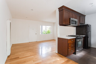 Newly renovated upper unit in quiet neighborhood in Santa Monica, CA - Building Photo